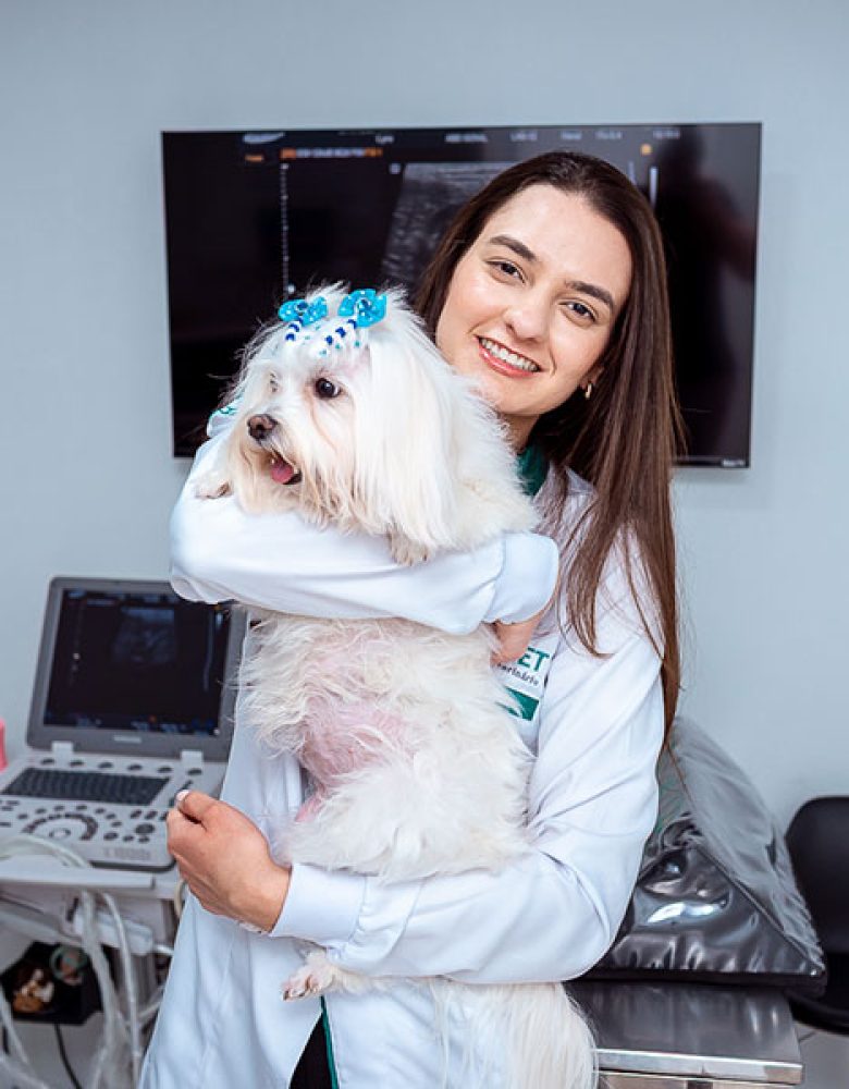 mulher-veterinaria-segurando-cachorro-peludo